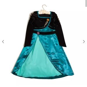Disney Store Girls Queen Anna Costume Frozen 2 size 9/10. Dress with cape.